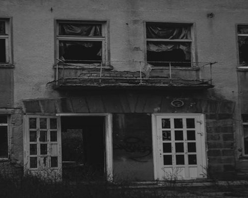 Wejście do budynku w Warszawie