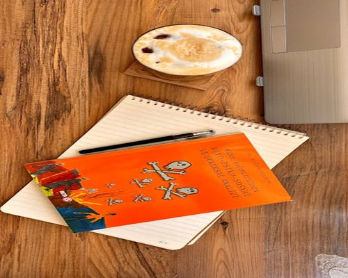 Kubek kawy i notatnik na biurku